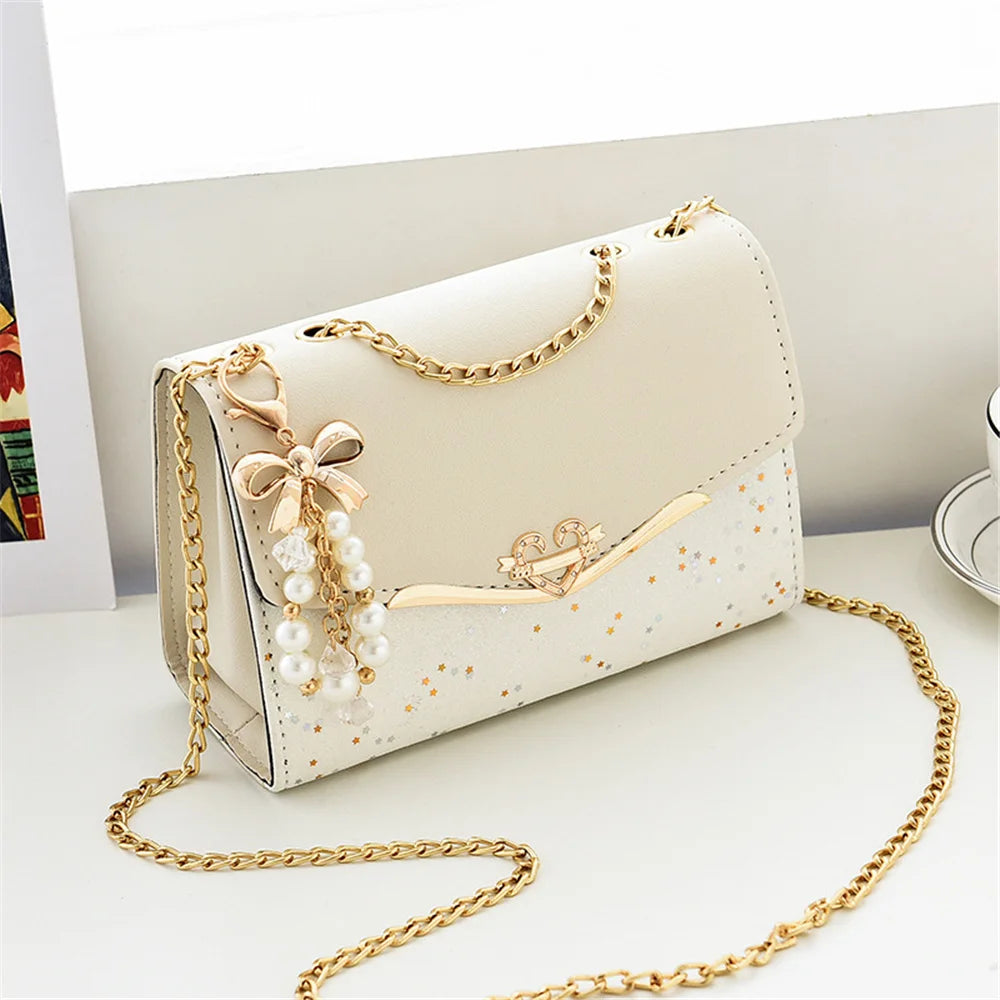 Bolsa Transversal Feminina Fashion com Paetês e Pingente de Tassel em Couro PU